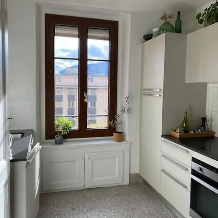 Appartement Lovely Large Flat With Balcony